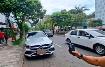 Video | Escupió y golpeó a un agente que no le aceptó plata para que no lo multara