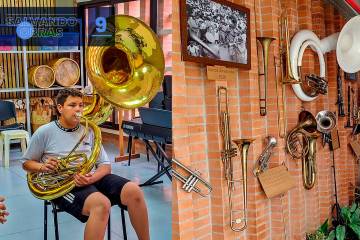 Ahora los retos incluyen integrar este espacio en un plan que genere desarrollo económico en el municipio. “Fomentar el turismo en la región a través del arte, la cultura y el mejoramiento de otros espacios como vías y escenarios deportivos”, enfatiza Wilson. La Escuela es un sueño cumplido para la comunidad y una melodía de esperanza y progreso que apenas empieza. En la foto, personal y estudiantes de la Escuela de Música frente a la obra finalizada. 