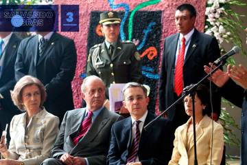 Los retrasos en la obra llegaron debido a la falta de acuerdos entre la comunidad y los contratistas del proyecto, lo que se tradujo en el aplazamiento de su fecha de entrega. Sin embargo, la visita de los reyes de España para conocer el proyecto generó presiones de toda índole, lo que llevó a su construcción acelerada, en medio de condiciones climáticas desfavorables. Esto dio como resultado una infraestructura deficiente. En la foto, la inauguración de la biblioteca el 24 de marzo de 2007, en presencia de los reyes de España.