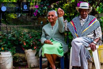 Los afectados en El Zacatín eran niños, jóvenes y adultos mayores, como Jesús Elías Loaiza, el hombre más longevo de Antioquia, y su esposa Hermelina Monsalve. “Teníamos comunidad vulnerable y era muy difícil porque en temporadas de poca lluvia debíamos esperar a los bomberos. Entre 8 y 15 días nos tenía que durar esa agua. Por otro lado, teníamos problemas de ratas y mosquitos por las aguas residuales que sacábamos en tubos inadecuados, eso estaba generando un problema de salud pública”. En la foto, Jesús Elías Loaiza y su esposa Hermelina Monsalve en su hogar en El Zacatín, 2021.