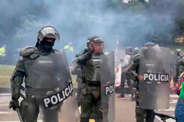 Los manifestantes expresaban su rechazo a la obra denominada “Corredor Verde” en la Carrera Séptima de Bogotá. FOTO CAPTURA DE VIDEO