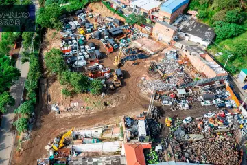 Hernán cuenta que para que este proyecto se convierta en un polo de desarrollo turístico del Área Metropolitana, aún hay desafíos: la socialización y acuerdos con la comunidad aledaña, la recuperación de espacios invadidos, la ampliación de la vía Machado y la reubicación de los lugares destinados a reciclaje de materia industrial y chatarra. En la foto, un basurero de chatarra al frente del parque.