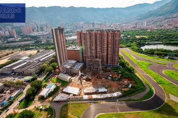 Pero el autódromo tardó años en comenzar y los proyectos de vivienda comenzaron a instalarse en los terrenos aledaños, lo que significó un nuevo reto: tomar medidas reglamentarias para reducir la contaminación ambiental y auditiva, y lograr acuerdos con la comunidad para el desarrollo del escenario. En la foto, Conjunto Residencial La Vida es Bella, que colinda con las instalaciones del Central Park. 