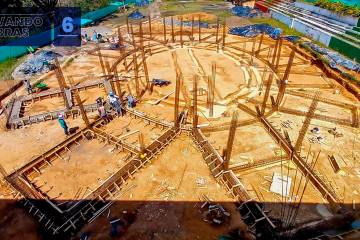 En marzo del año 2021, la construcción de la obra comenzó, entre tropiezos con el diseño, dificultades por el espacio y adaptaciones para hacer del escenario un lugar óptimo. El proyecto caminó lento pero seguro durante dos años, sin embargo, la transición del Gobierno trajo la suspensión de su construcción en 2023. Cerca de 10 meses después, la obra inconclusa llamó la atención de la Contraloría General de la República, que encontró retrasos por dificultades de articulación institucional y falta de seguimiento técnico. Por esto, en 2024 intervino para generar compromisos de todas las partes, incluyendo a la Corporación Escuela de Música con la creación de una veeduría ciudadana que acompañara el proceso. En la foto, el inicio de la construcción de la Escuela de Música de Ciudad Bolívar. 