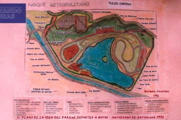 La promesa de convertir el terreno de 97,6 hectáreas en un polideportivo se fue desdibujando con la destinación e invasión del predio para otros propósitos. Por esto, el ciudadano Hernán Cuartas tomó las riendas de su recuperación, encontrando en este no solo un espacio, sino la oportunidad de convertirlo en un parque de deportes a motor y náutico. En el año 1996, entonces, diseñó y registró dicho proyecto en Bello, Medellín, el Área Metropolitana y Antioquia. En la foto, en uno de los primeros planos.