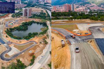 La construcción, finalmente, inició en el año 2019, pero los conflictos no tardaron en aparecer. Así, en medio de retrasos y algunas alertas por detrimento de patrimonio, Hernán acudió a la Contraloría General de Nación. El entonces Contralor General de la República, Felipe Córdoba, visitó las instalaciones en agosto de 2021 y se encontró con que la obra avanzaba a paso muy lento. Desde entonces, se han abierto investigaciones e instalado mesas de diálogo, en las que sientan la veeduría ciudadana, la Gobernación, los contratistas y la Contraloría para proyectar el fin de la obra. En la foto, avances de la obra para el año 2020.