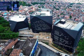 La obra, que ahora se conoce como Parque Biblioteca Santo Domingo Savio, tiene un 98% de avances físicos y 97% financieros. Adolfo Taborda afirma que, incluso una vez terminada, aún quedará el reto de integrarla al territorio mediante acciones de apropiación social, memoria y garantías de sostenimiento. En la foto, las obras, a la fecha, del Parque Biblioteca Santo Domingo.