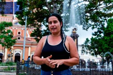 Durante los siete años que tomó la construcción, Sandra persistió como veedora ciudadana. Acudió a la Administración Municipal, a la Personería, interpuso PQRS a la interventoría y asistió a reuniones con diferentes actores. Fue hasta el año 2023 que, gracias a la insistencia de Sandra, la Contraloría General de la República hizo presencia en el territorio y llamó la atención de todas las entidades implicadas. Una vez investigada la obra, la CGR advirtió la posibilidad de una multa para el municipio si no se realizaban acciones concretas en pro de la culminación del proyecto. En la foto, Sandra Álvarez en el Parque Principal de Amalfi.