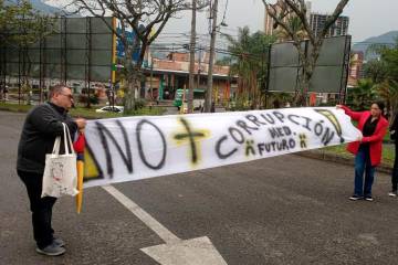 ¡Tremendo trancón! Habitantes de San Antonio de Prado protestan en la glorieta de Ditaires 