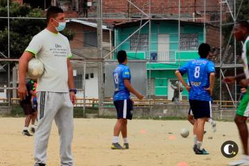 La escuela de fútbol en la 13 que le apuesta a los sueños de los jóvenes