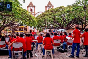 La Corporación Escuela de Música de Ciudad Bolívar beneficia a 450 estudiantes por año en sus diferentes programas: semilleros de fundamentación musical, banda infantil y juvenil, coro, grupos de cámara, músicas andinas y populares, cuerdas pulsadas, cuerdas frotadas, vientos y percusión. Pero además, Wilson Sánchez afirma que este espacio ofrece formación en “valores humanos a través del arte. Música para la vida, ese es nuestro lema”. En las fotos, algunos espacios de la Escuela de Música.