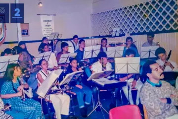 A medida que Wilson crecía y sus intereses musicales también, la Escuela de Música se consolidaba en el municipio. El 24 de enero de 1994, la Escuela tomó la figura de Corporación, lo que le permitió su autonomía y autogestión de recursos. Año a año, las clases avanzaron, la oferta se amplió y Wilson, graduado ahora de Licenciatura en Música y de Gestión Empresarial, empezó a formar parte de su área administrativa como representante legal. En la foto, encuentro de la banda municipal en el antiguo Club Don Simón, lugar donde operó poco tiempo la Casa de la Cultura del municipio.