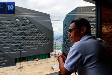 Tras 20 años de participar en la ejecución de la obra -desde su planeación-, Taborda afirma que, aunque el proceso ha sido difícil, la comunidad tiene grandes expectativas: “Vemos que hay voluntad política porque nos han acompañado en los diferentes espacios. La comunidad ha luchado esta biblioteca, la ha tratado de conservar, la ha vigilado, la ama y la anhela”. En la foto, Adolfo Taborda desde la ventana de la Junta de Acción Comunal.