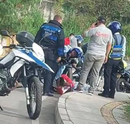 En las imágenes se ve cómo un agente agrede a un hombre que momentos antes le habría intentado hurtar su celular.