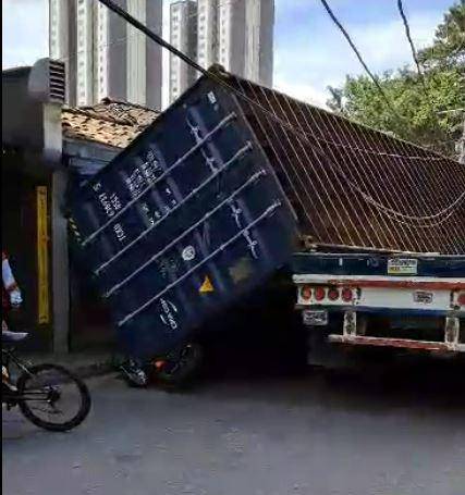 Así quedó el container caído sobre una motocicleta que pasaba por la zona