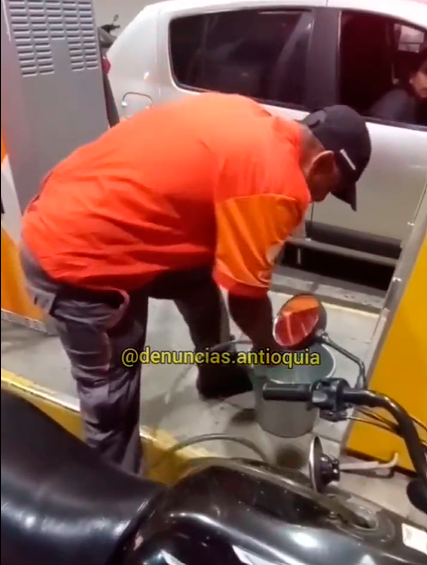 El video registró el momento en el que el empleado de la gasolinera extrae de nuevo el combustible de la moto. FOTO: CAPTURA DE VIDEO