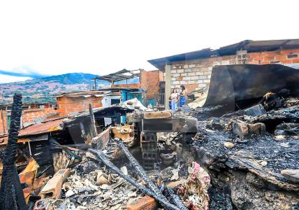 Incendio consume varias viviendas en Manrique, mientras vecinos intentan contener las llamas