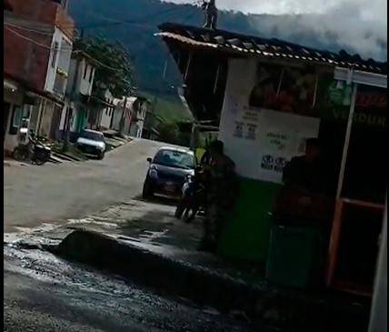En la foto se ven a los integrantes del grupo armado ilegal disparar desde una esquina. FOTO: Tomada del video. 