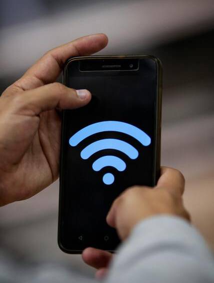 El acceso a internet en Colombia es desigual. Muchas personas dependen de planes prepago con acceso limitado a unas pocas apps