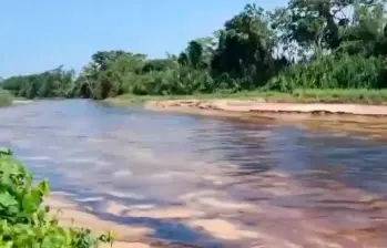 Los campesinos grabaron con celulares la mancha de combustible que contamina al río Caranal, en Fortul, Arauca. FOTO: Tomada de video