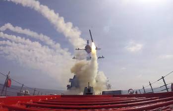 Desde el 28 de febrero que inició la escalada militar, se habría gastado por munición algo más de 5 mil dólares. Foto: U.S. Navy via Getty Images