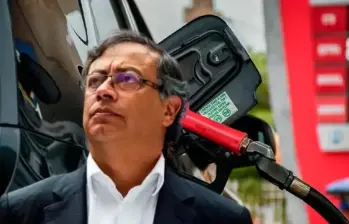 Desde 2026, la tarifa será de $42,609 por tonelada de CO2 equivalente, lo que se traduce en $384 adicionales por galón de gasolina. FOTO: Colprensa.