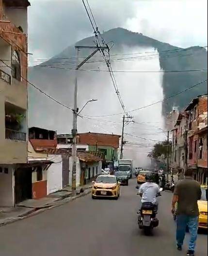 La explosión del tubo madre causó problemas de movilidad e inundaciones en varios sectores de Bello. FOTO: Cortesía