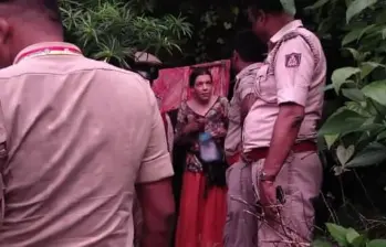 Nina Kutina, una ciudadana rusa de 40 años, que vivía en una cueva remota del bosque de Gokarna, en el estado de Karnataka en India. Imagen tomada de Policía de Karnataka.