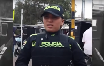 La patrullera Ana fue quien encontró y rescató a la recién nacida. Foto: captura de video Alcaldía de Bogotá