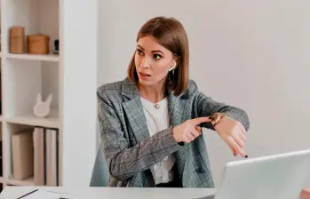 La reducción de la jornada laboral a 42 horas no modifica el salario de los trabajadores, pero sí obliga a las empresas a reorganizar sus horarios y operaciones. FOTO: FREEPIK