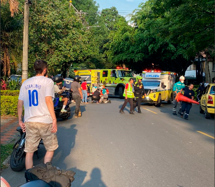 Al sitio llegó una ambulancia y un camión del cuerpo de bomberos de Medellín para atender a los heridos. FOTO: CORTESÍA GUARDIANES ANTIOQUIA
