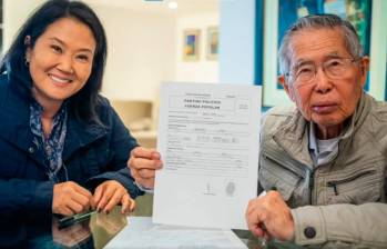 Keiko Fujimori junto a su padre Alberto Fujimori. FOTO CORTESÍA 