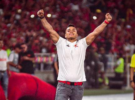 Lucas González, técnico del América de Cali y su festejo tras el triunfo sobre Nacional. FOTO @AmericadeCali
