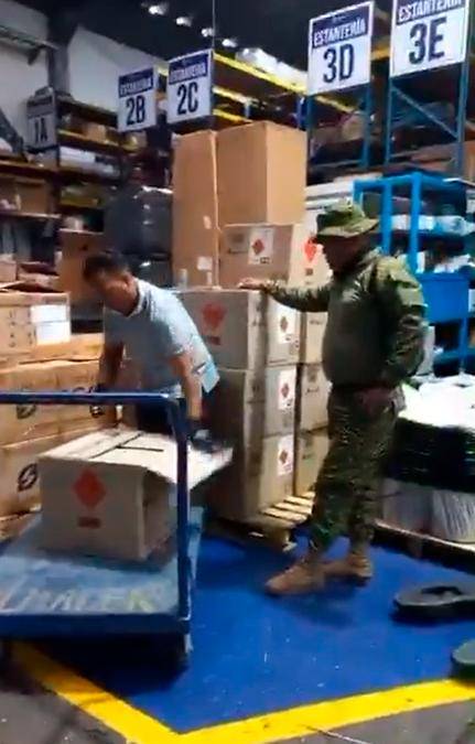 Imagen de la inspección realizada por las autoridades a las instalaciones de Seatech International, productora de Atún Van Camps. FOTO tomada de X