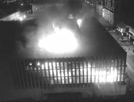 Pocas semanas después del incendio y de la batalla que redujo el Palacio de Justicia a ruinas, el gobierno convocó a un equipo de expertos para decidir el futuro del edificio. La conclusión fue tajante: demoler los restos y levantar una nueva construcción. FOTO COLPRENSA