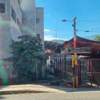 Al lado de la fallida estructura de la Alcaldía está la estación de bomberos, que ahora estaría en riesgo. FOTO: CORTESÍA BOMBEROS LA PINTADA