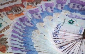 El peso colombiano cierra 2025 con resiliencia, pero sin complacencia. La combinación de tasas altas, remesas y un dólar global débil le dan soporte, aunque los riesgos fiscales y las tensiones externas mantienen encendida la alerta. FOTO: Colprensa.