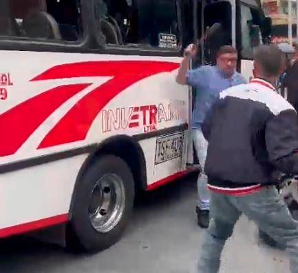 Luego de que el motociclista rompiera los vidrios del vehículo, el conductor del bus se enfrentó con él a machete. FOTO: Cortesía Denuncias Antioquia