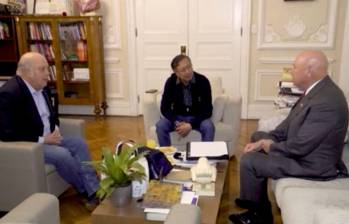 A la izquierda, el embajador de Colombia en Estados Unidos, Daniel García-Peña; en el centro, el presidente Gustavo Petro; en la derecha, John McNamara. FOTO: CORTESÍA PRESIDENCIA