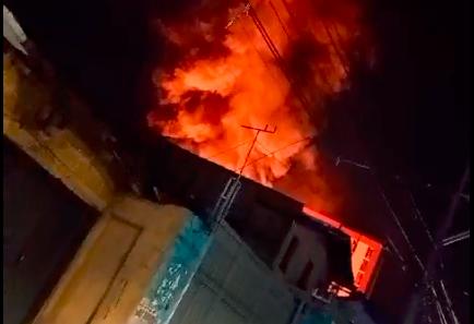 La conflagración se registró hacia las cuatro de la mañana en el barrio Caicedo La Toma. FOTO CAPTURA DE VIDEO