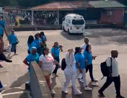 En la mañana de este jueves, los empleados del hospital de Tubo hicieron una “pitatón” por las calles del municipio. IMAGEN CONGELADA DE VIDEO