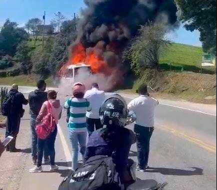Los testigos no pudieron hacer nada para evitar que las llamas se expandieran. FOTO: Cortesía Denuncias Antioquia.
