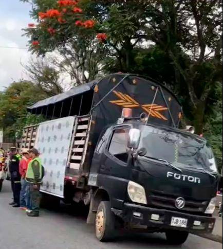 La Policía interceptó uno de los camiones que llevaba 17 reses. FOTO: CORTESÍA