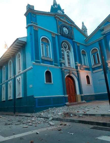 $!Casco urbano de Loja en Ecuador donde se presentaron diferentes daños a edificaciones, incluyendo esta iglesia. Foto: Tomada de Twitter.