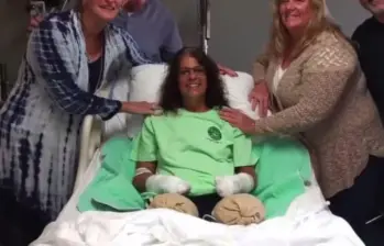 Pese a la gravedad de lo sucedido, Marie aseguró que no culpa a su perra; por el contrario, sus visitas al hospital se convirtieron en un apoyo emocional fundamental durante su recuperación. FOTO: Marie Trainer. 