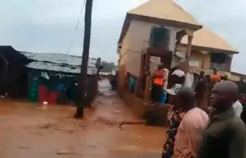 Decenas de comunidades están inundadas por las fuertes lluvias en Nigeria. IMAGEN TOMADA DE VIDEO.