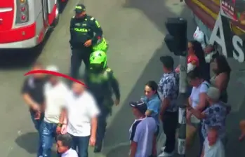 Momento de la captura de los tres hombres que suplantaron a agentes de la Sijín: FOTO: Cortesía