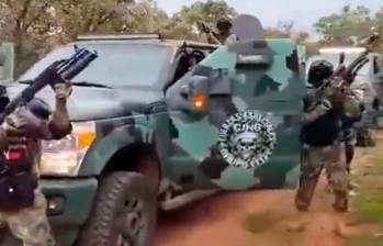 Las ganancias del narcotráfico les permiten a los carteles de Jalisco Nueva Generación y Sinaloa adquirir poderosos arsenales que incluso riñen con los de las Fuerzas Militares. FOTO tomada de video cartel de jalisco