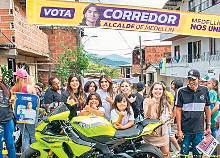 Albert Corredor lleva a los barrios de la ciudad una de sus motos. Esta es una Yamaha R1, cuyo modelo 2023 vale $100 millones. FOTO Cortesía