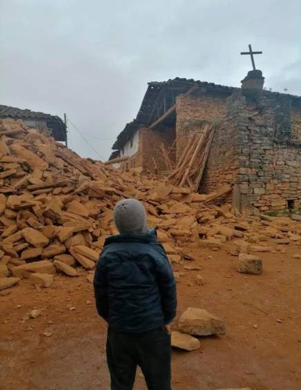 Una mujer se detiene al frente de los restos de la iglesia colonial de Jalca Grande en La Jalca, norte de Perú, derrumbada por el temblor Foto: Tomada de Twitter.